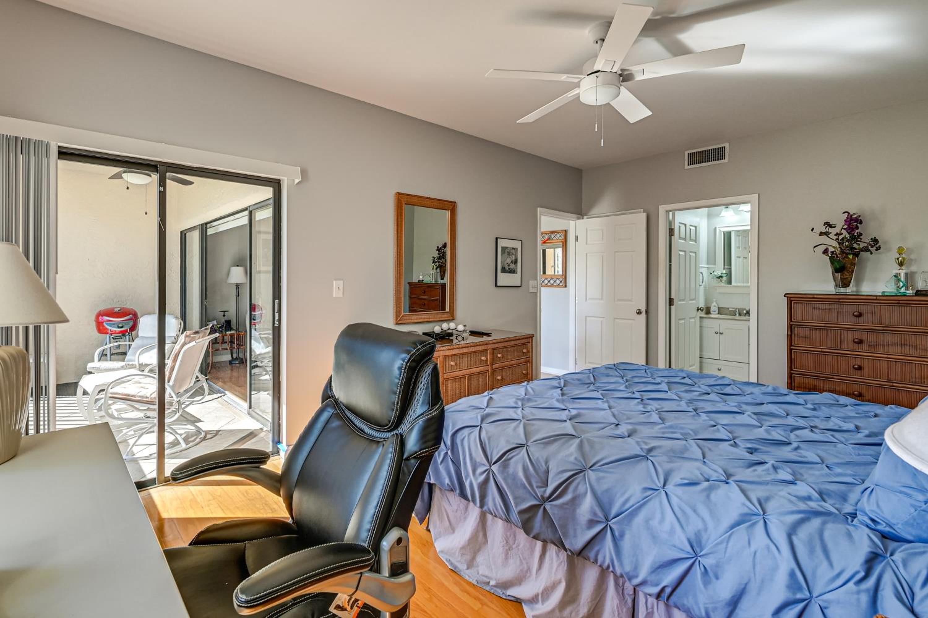 Condo with Pool! 6 Mi to Beach and Dtwn Naples
