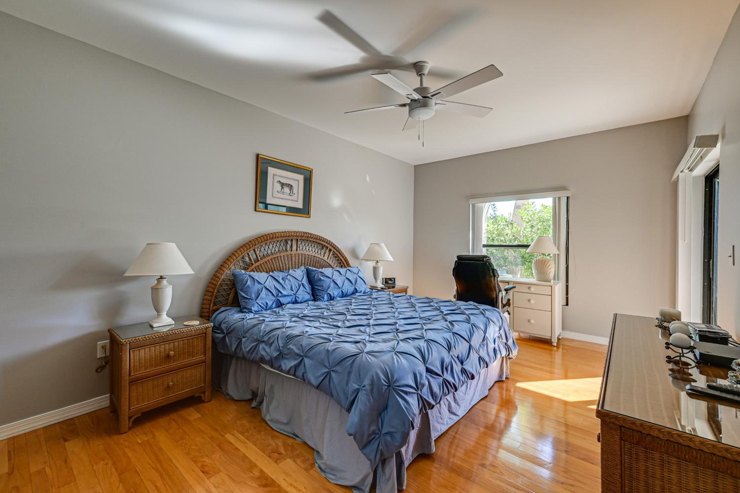 Condo with Pool! 6 Mi to Beach and Dtwn Naples