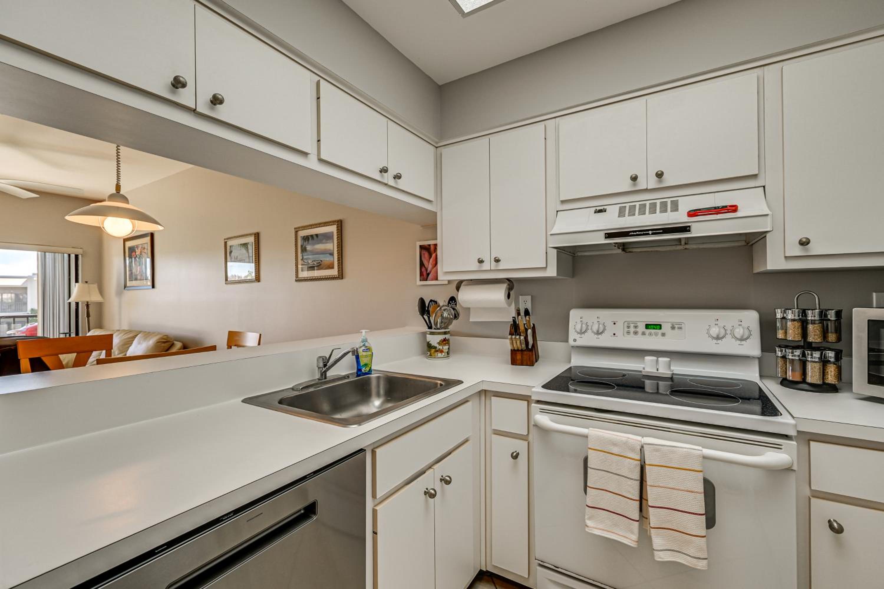 Condo with Pool! 6 Mi to Beach and Dtwn Naples