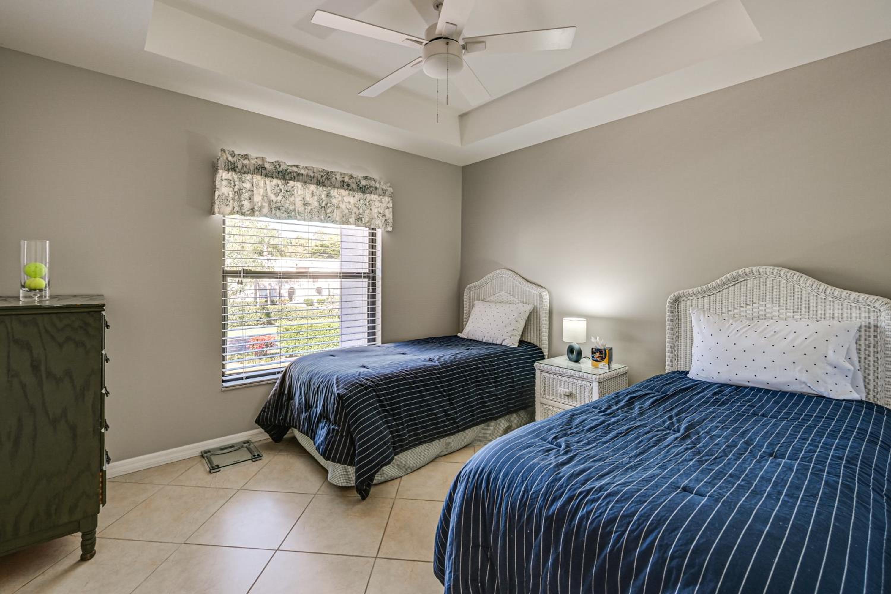 Condo with Pool! 6 Mi to Beach and Dtwn Naples