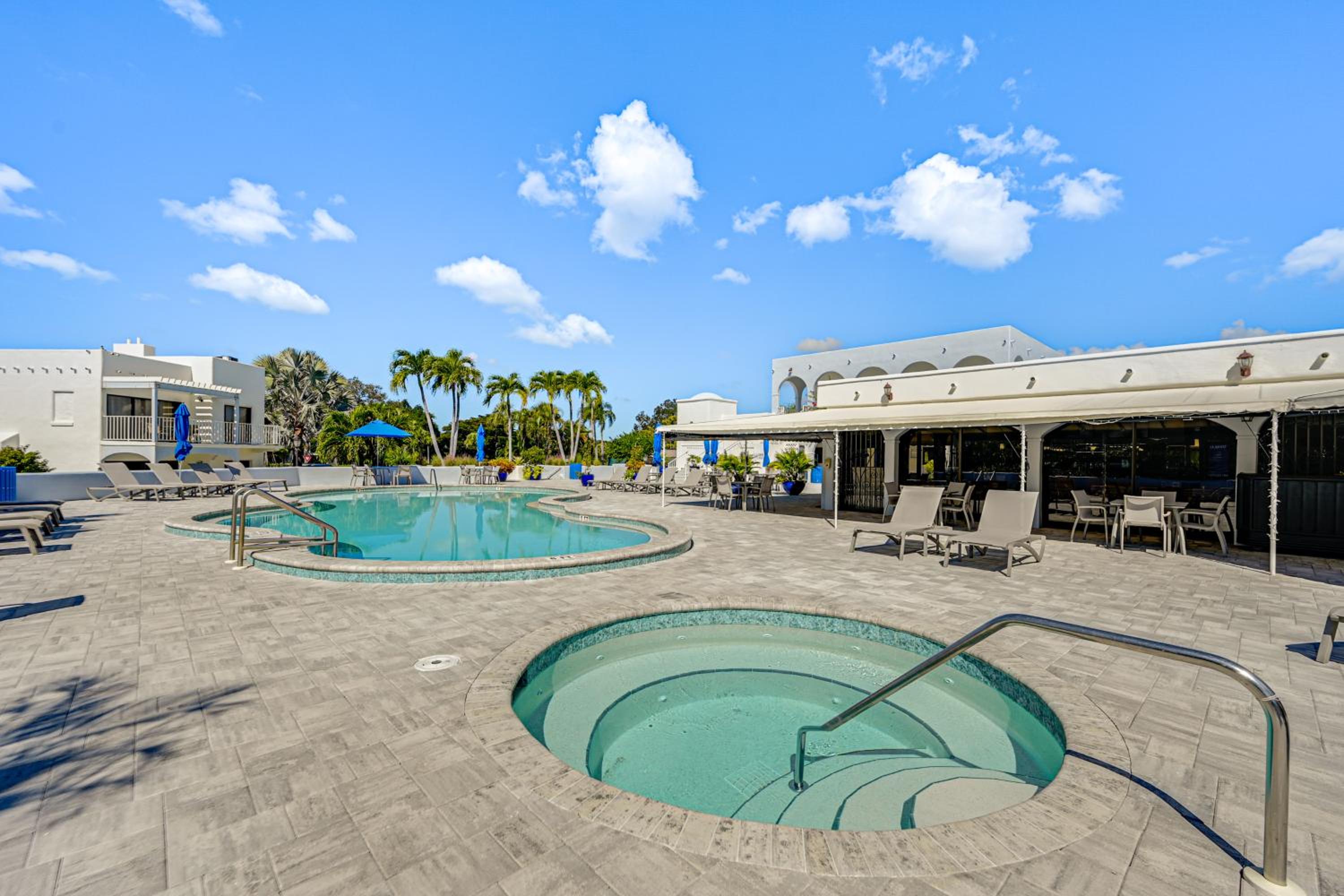 Condo with Pool! 6 Mi to Beach and Dtwn Naples