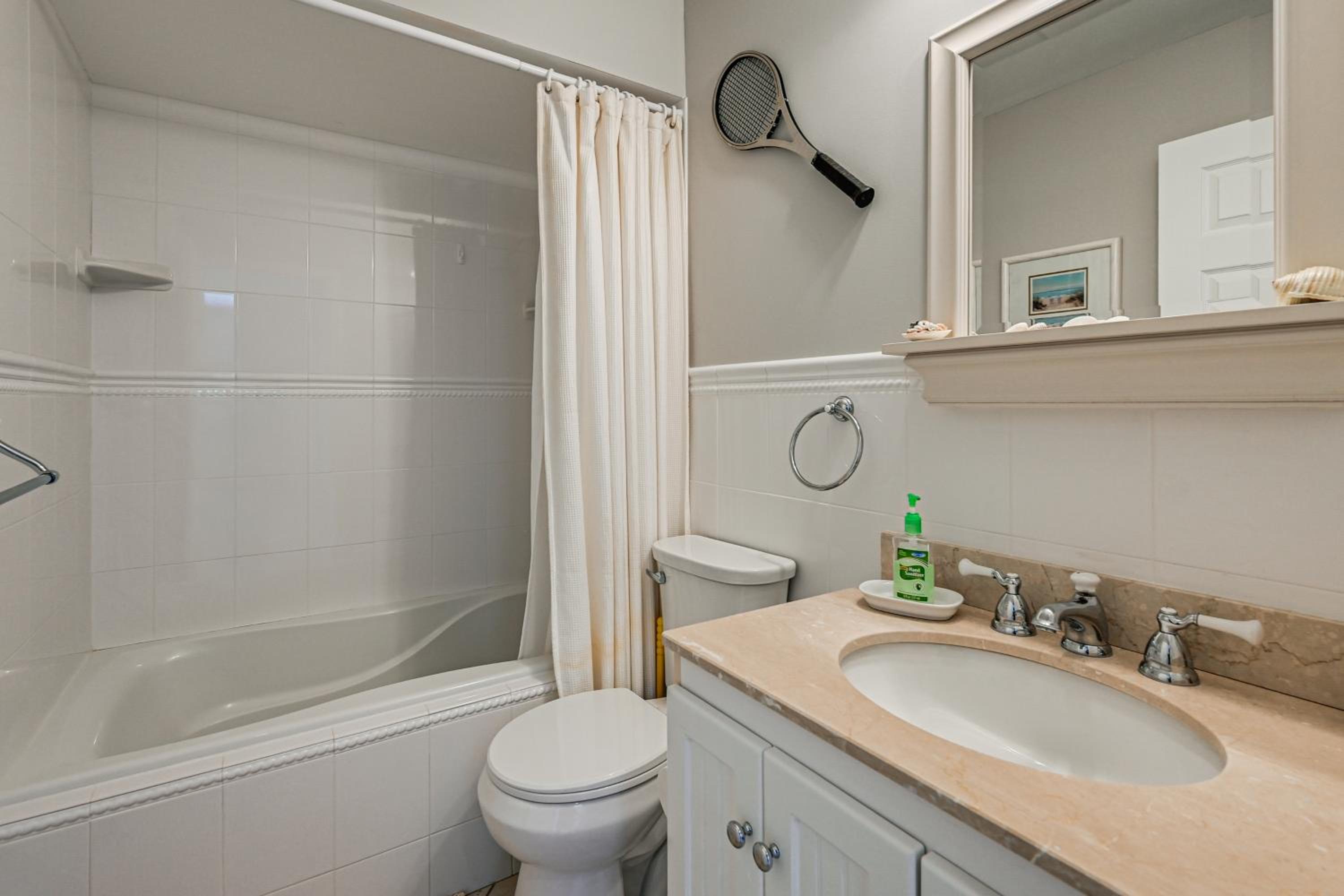 Condo with Pool! 6 Mi to Beach and Dtwn Naples