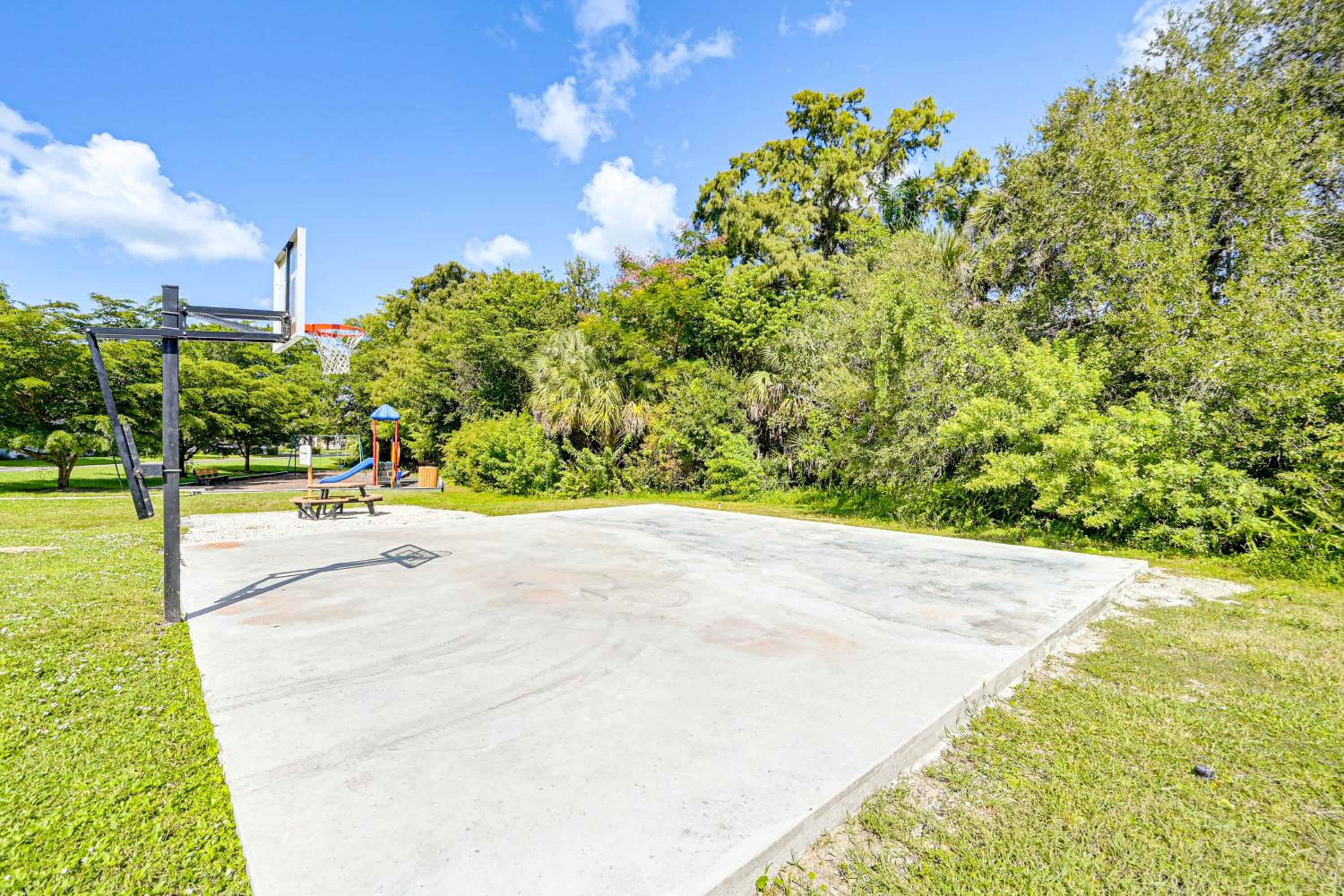 Condo with Pool! 6 Mi to Beach and Dtwn Naples
