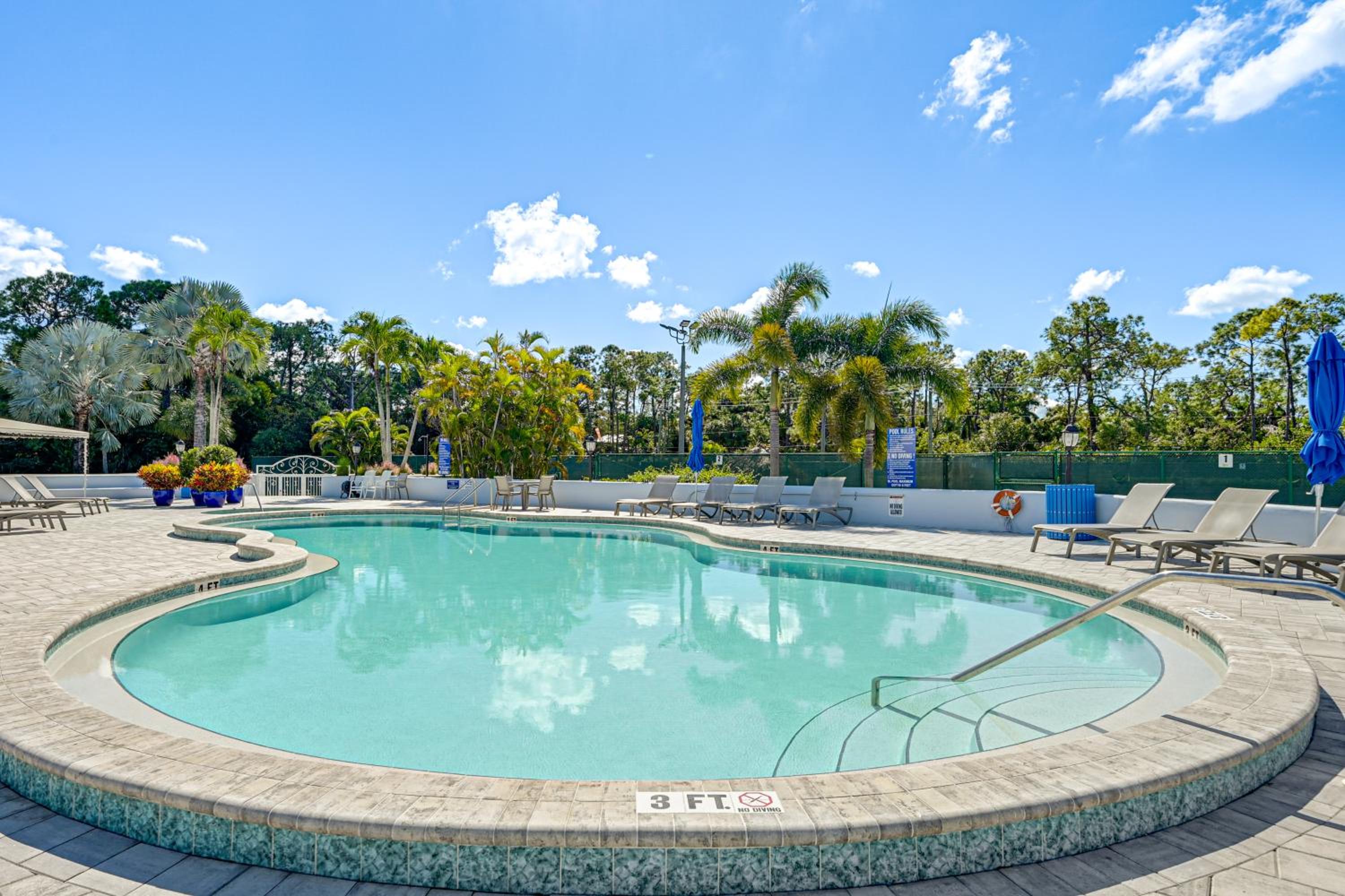 Condo with Pool! 6 Mi to Beach and Dtwn Naples