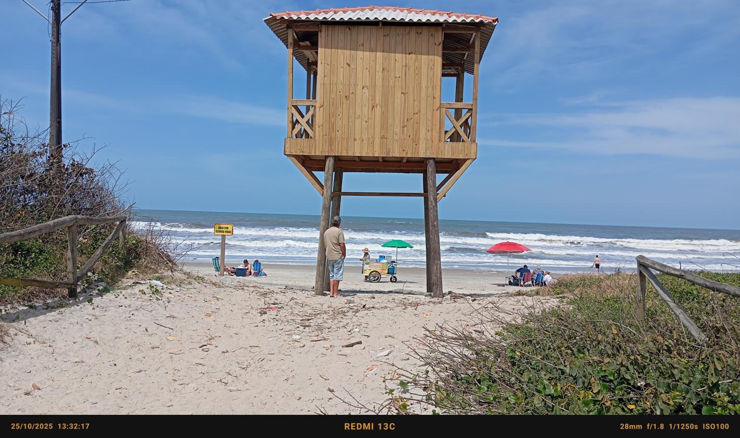 aconchegante com piscina e churrasqueira, pertinho da praia