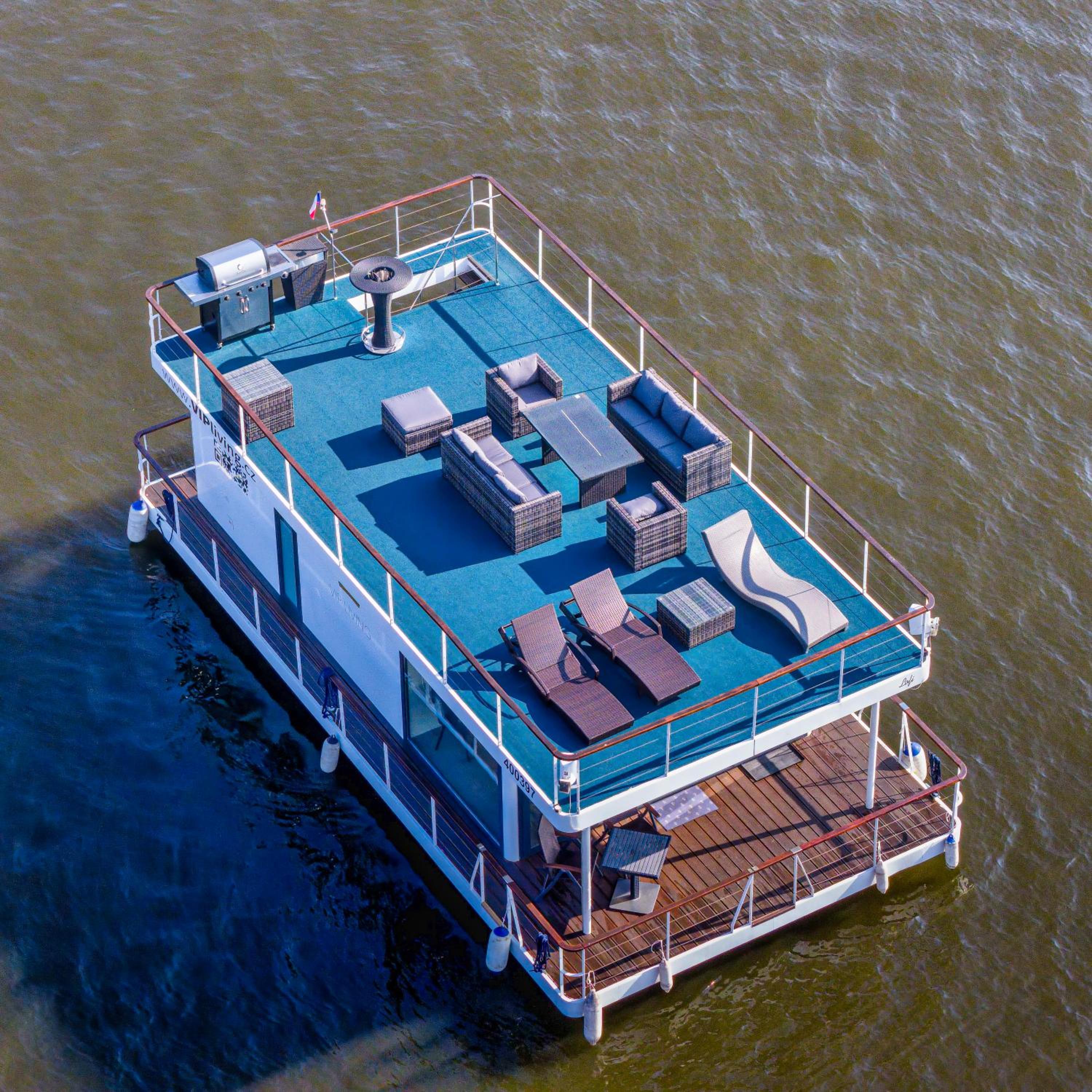 VIPliving Houseboat
