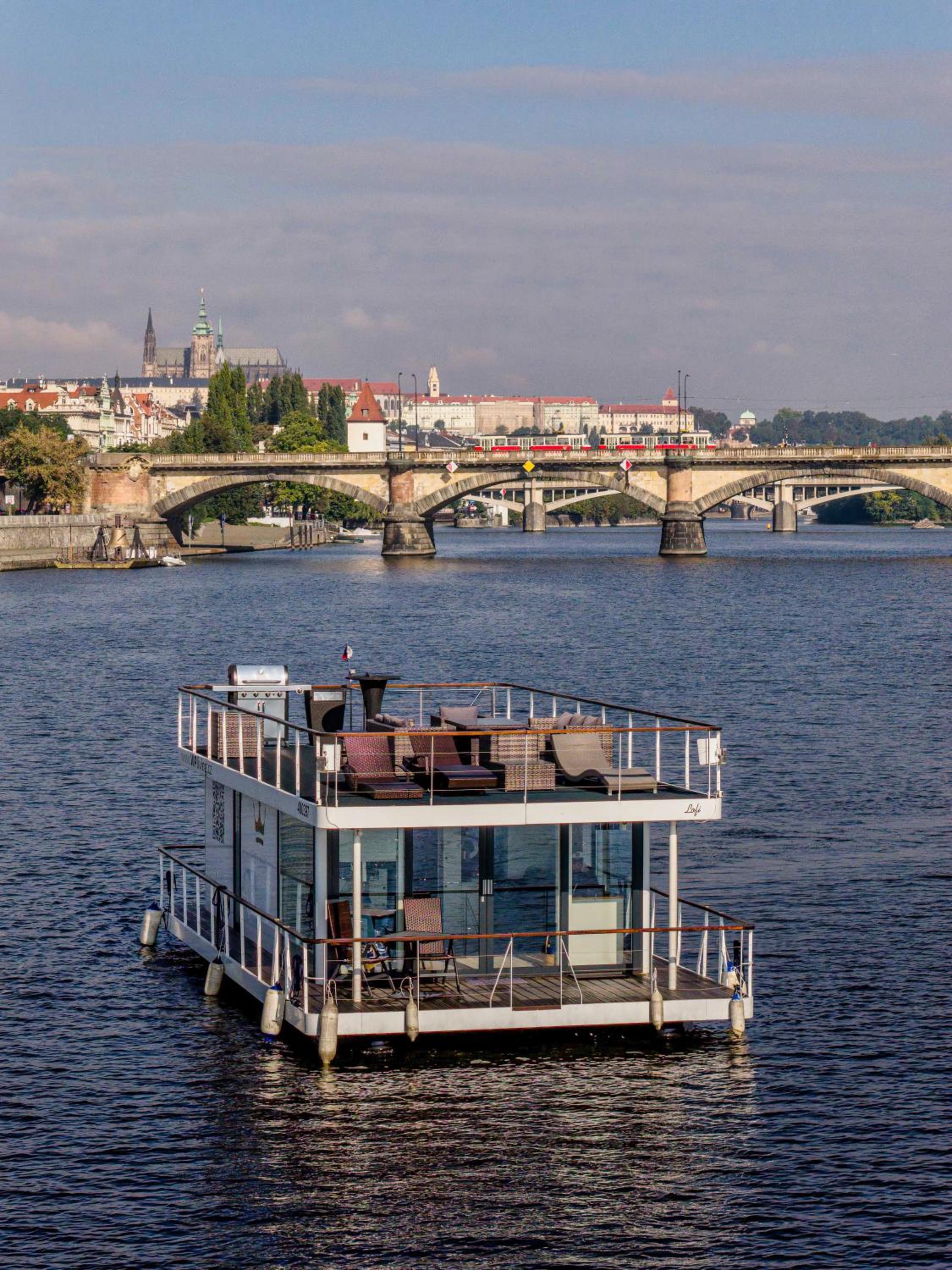 VIPliving Houseboat