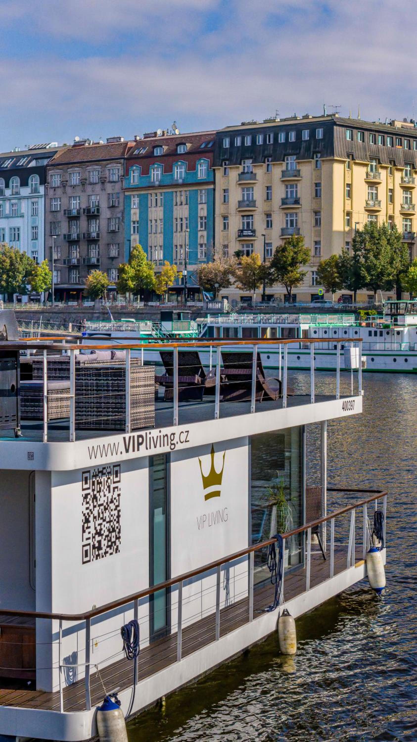 VIPliving Houseboat