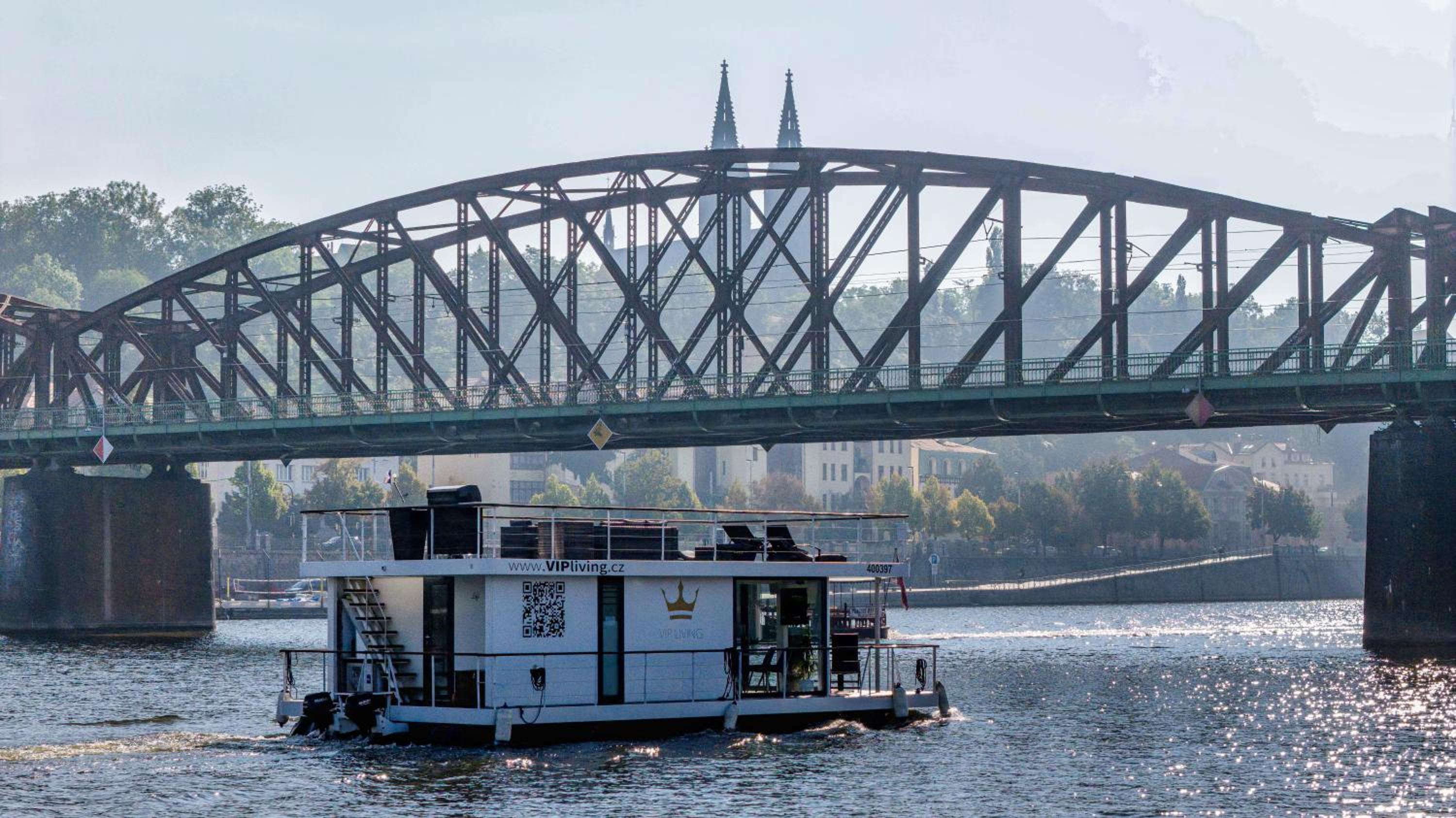 VIPliving Houseboat