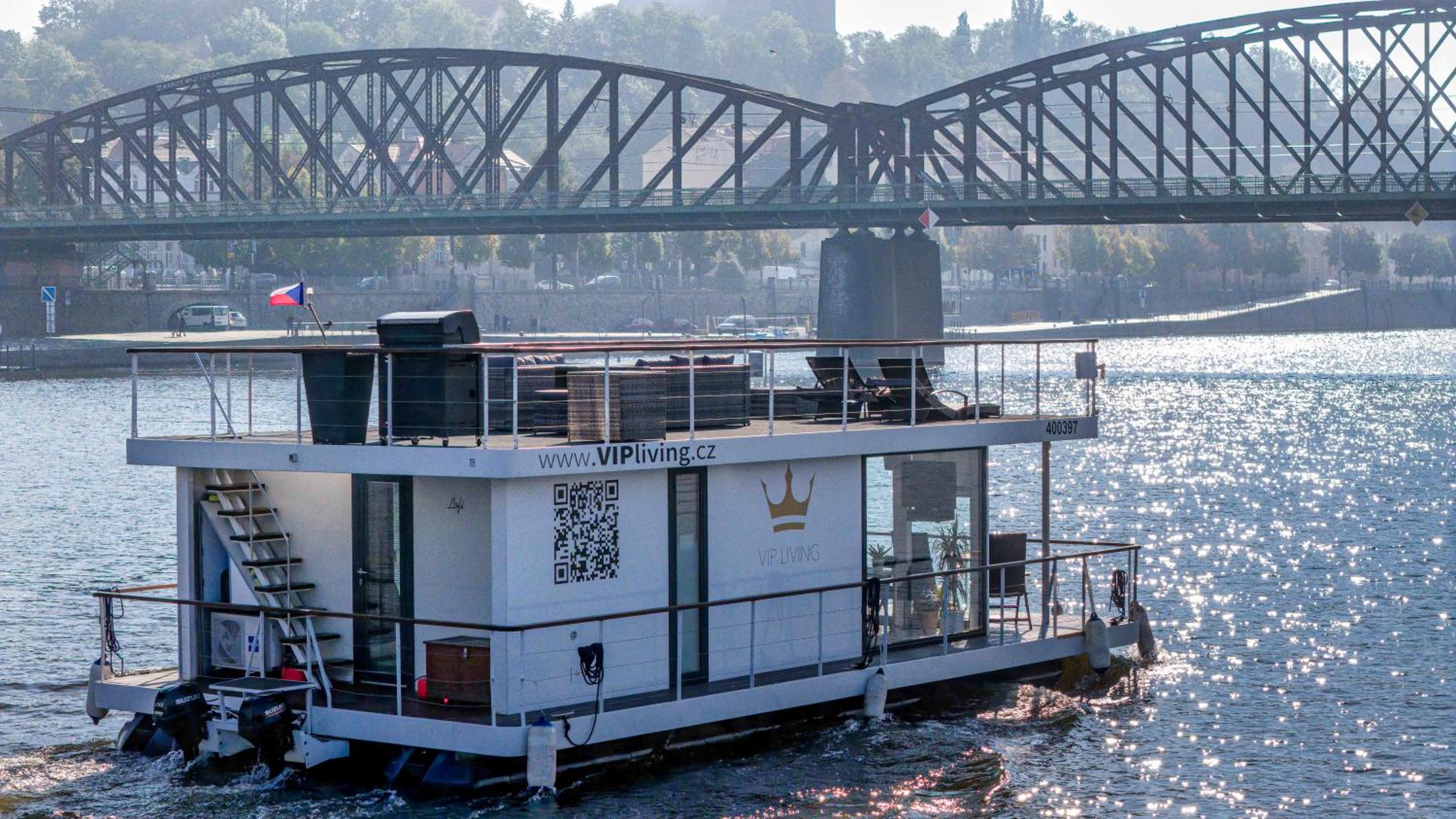 VIPliving Houseboat