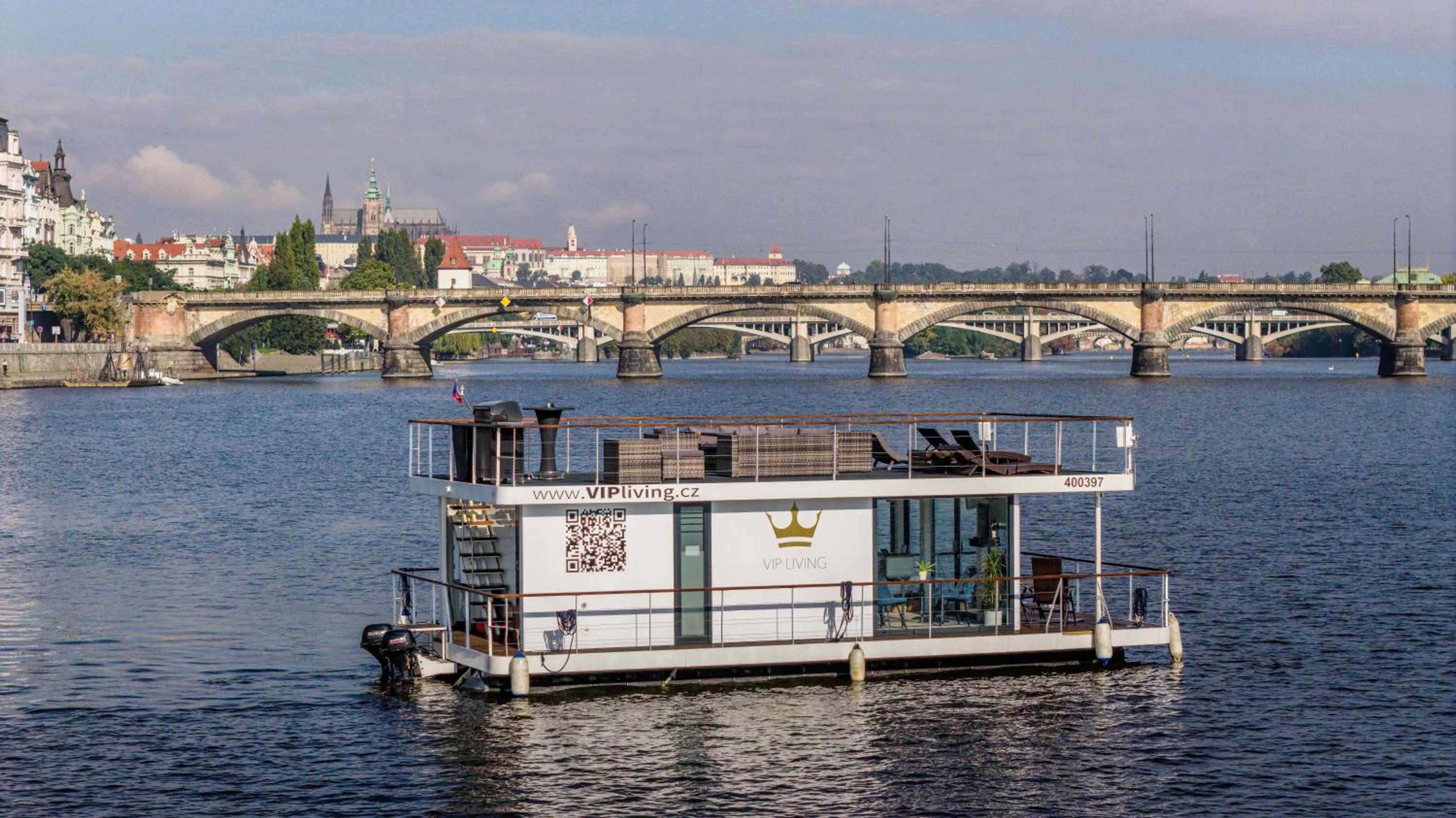 VIPliving Houseboat