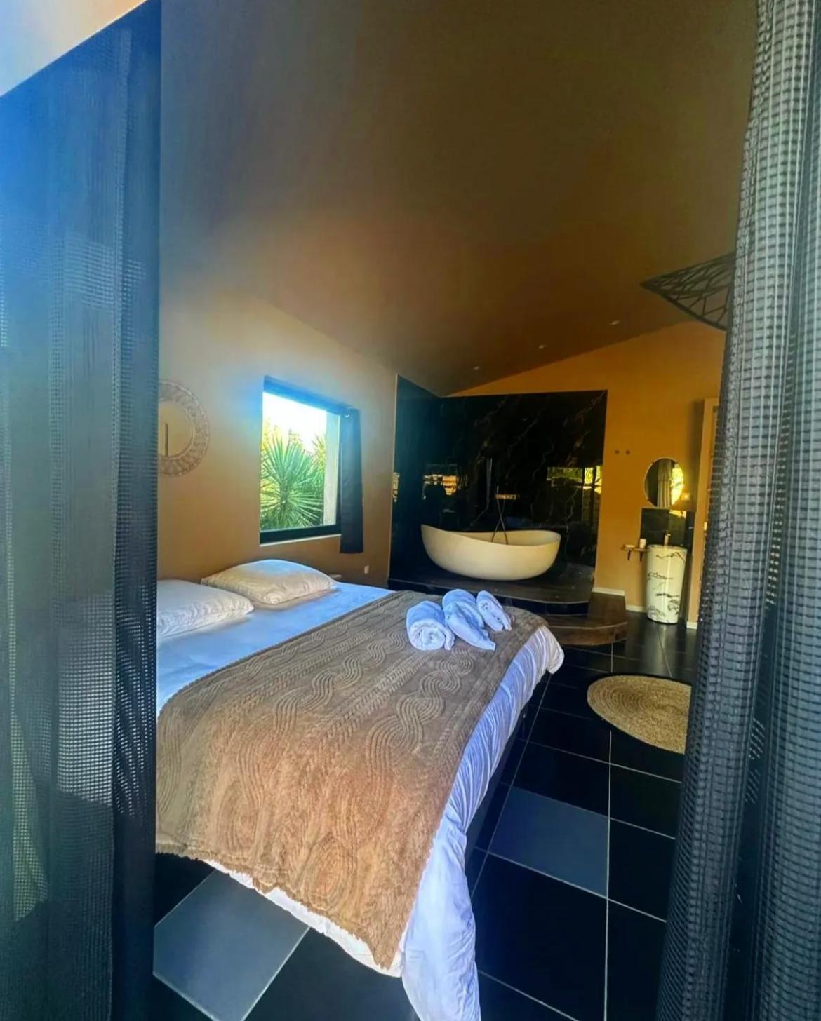 Chambre de charme indépendante Alba avec baignoire îlot - Domaine Astra, Grans