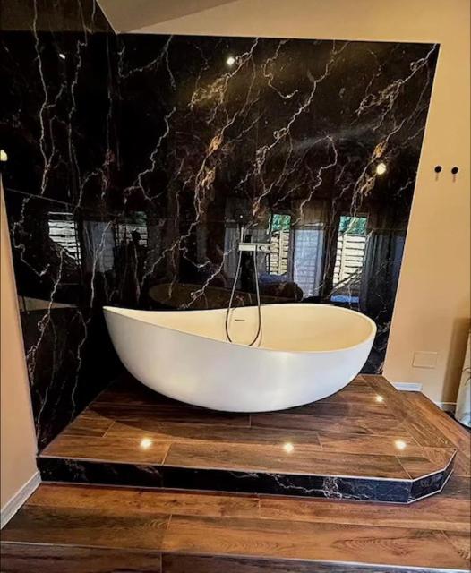 Chambre de charme indépendante Alba avec baignoire îlot - Domaine Astra, Grans