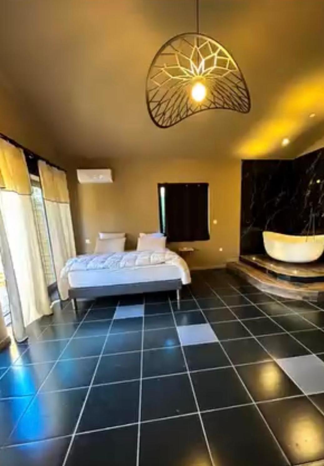 Chambre de charme indépendante Alba avec baignoire îlot - Domaine Astra, Grans