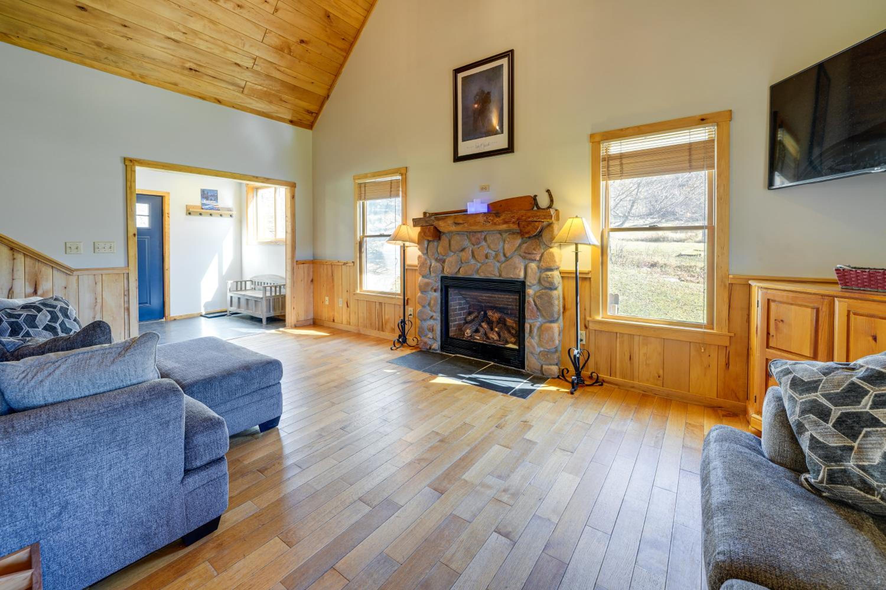 Scenic Getaway, 10 Mi to Snowshoe Mountain and Lake!