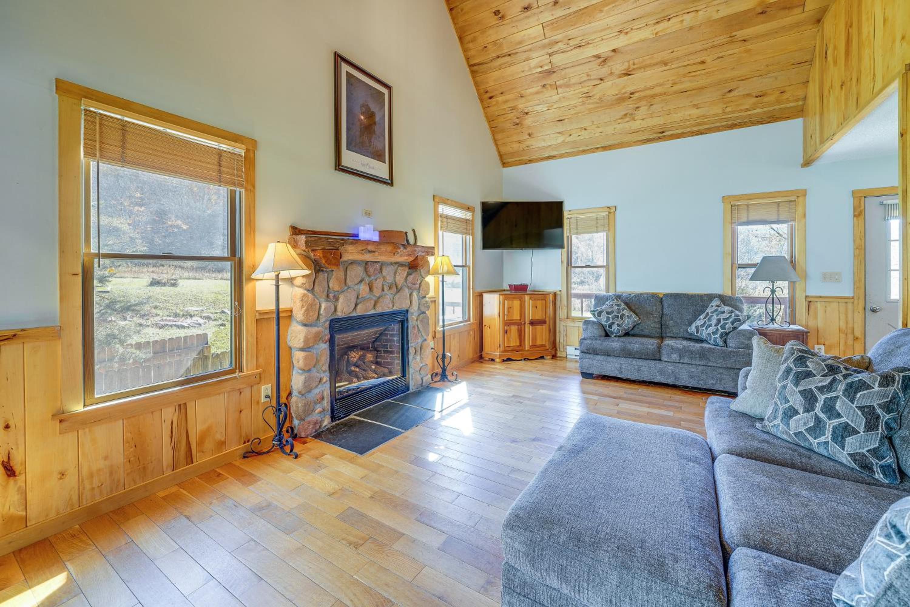 Scenic Getaway, 10 Mi to Snowshoe Mountain and Lake!