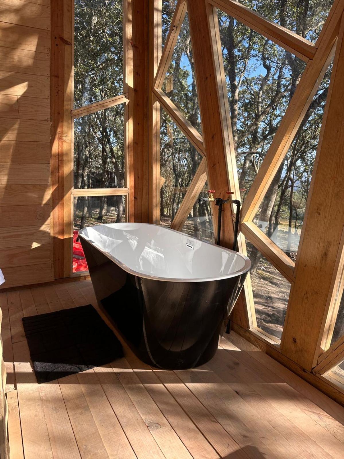 Cabaña con Balcón, Tina y Chimenea en la Montaña