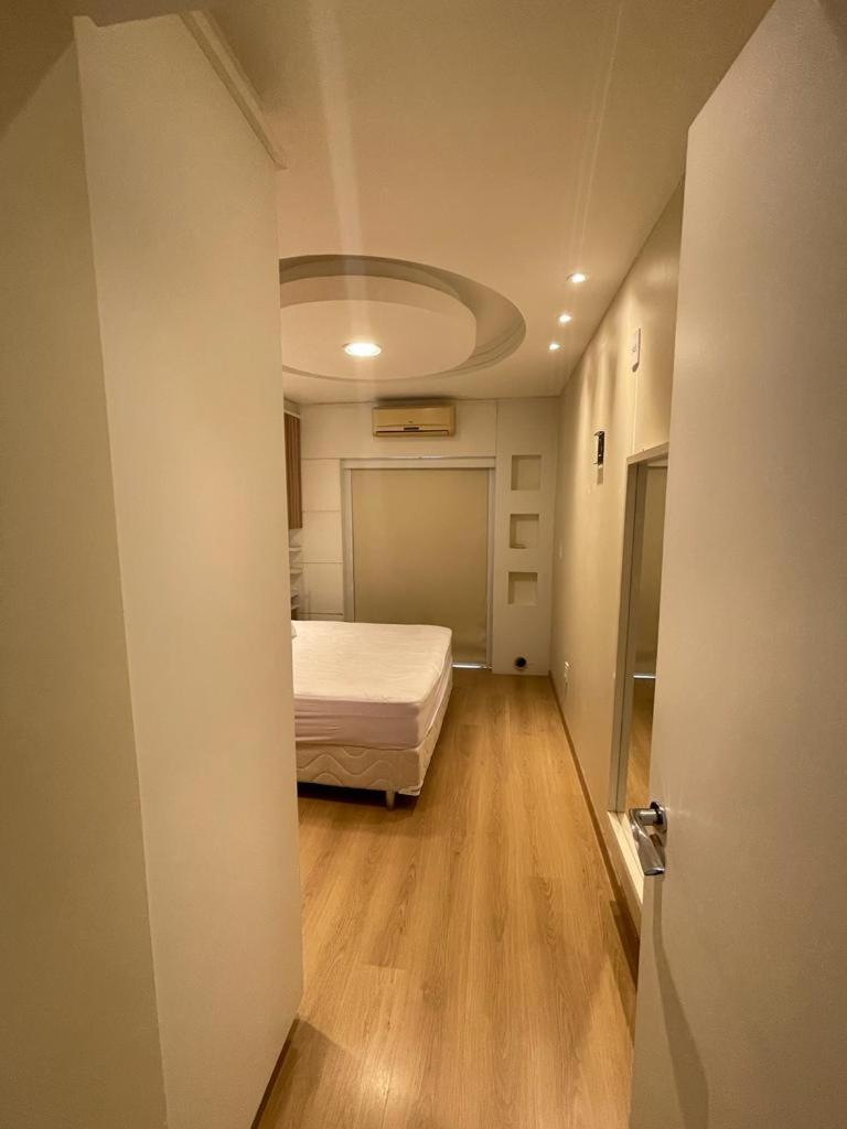 Apto de 2 Quartos em Meia Praia