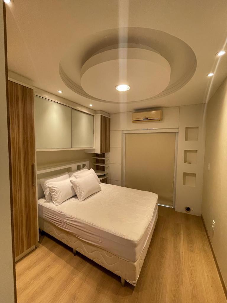 Apto de 2 Quartos em Meia Praia