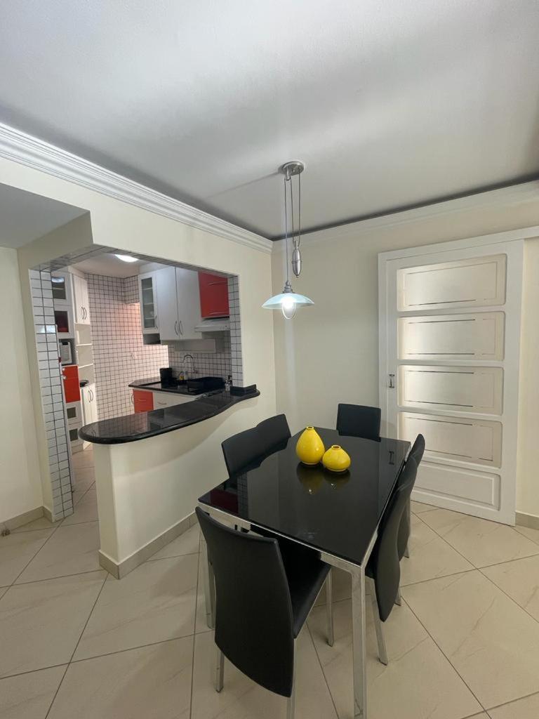 Apto de 2 Quartos em Meia Praia