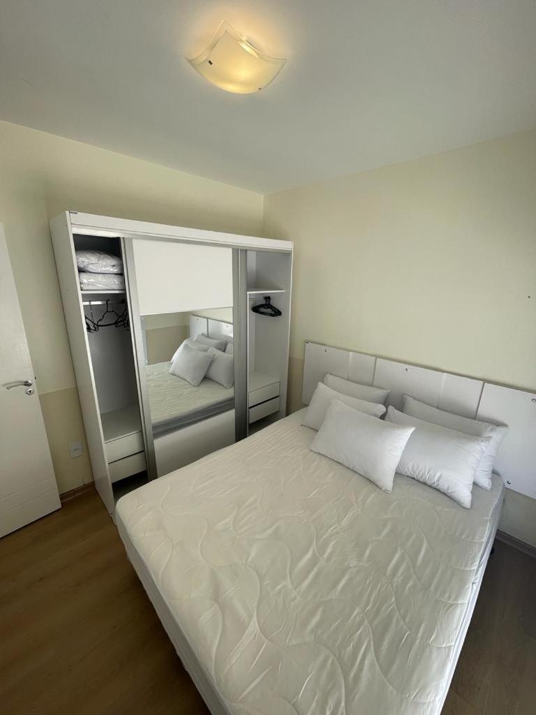 Apto de 2 Quartos em Meia Praia