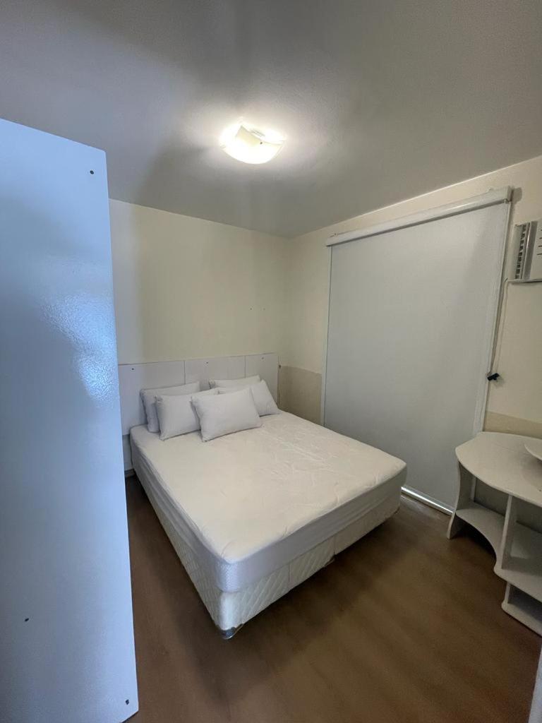Apto de 2 Quartos em Meia Praia