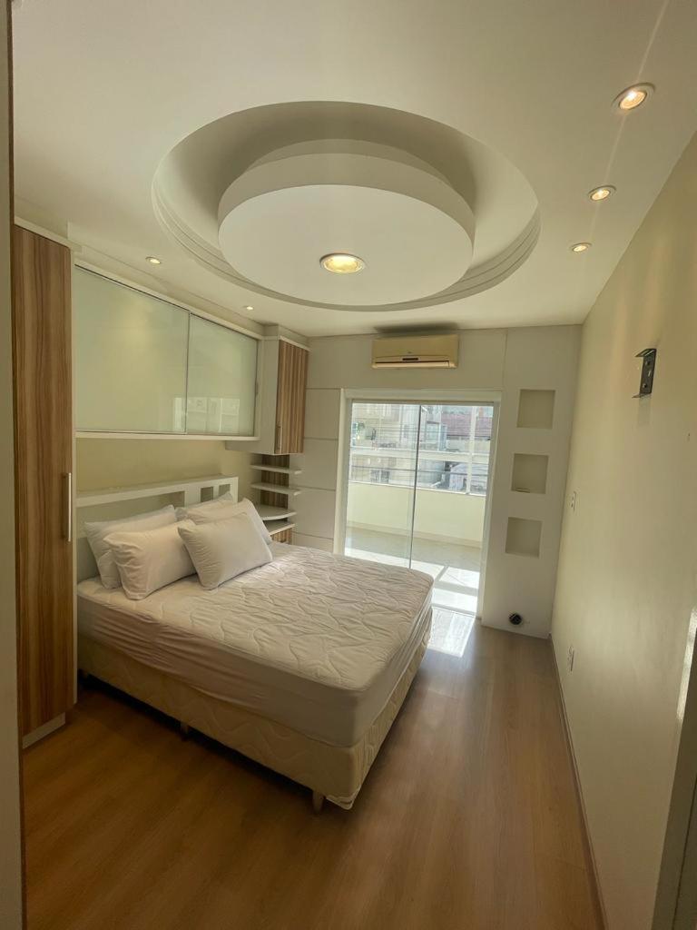 Apto de 2 Quartos em Meia Praia