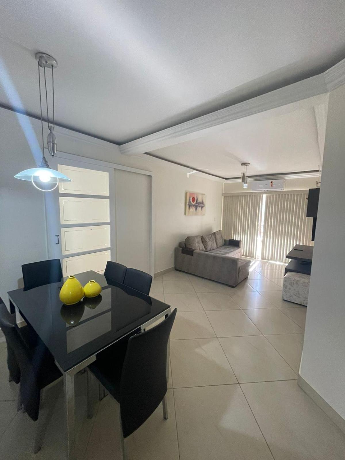 Apto de 2 Quartos em Meia Praia