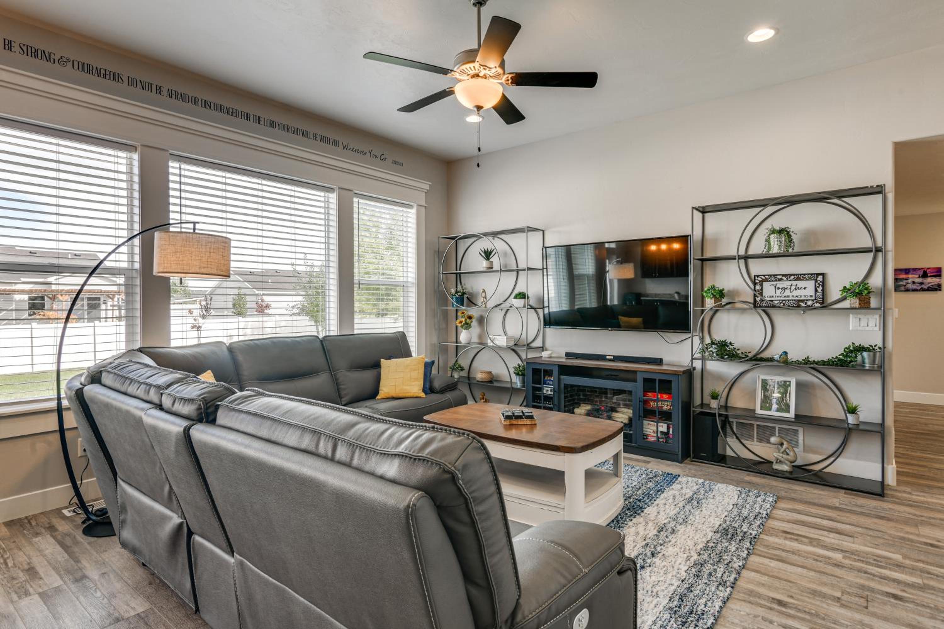 Year-Round Outdoor Fun Spacious Retreat in Iona