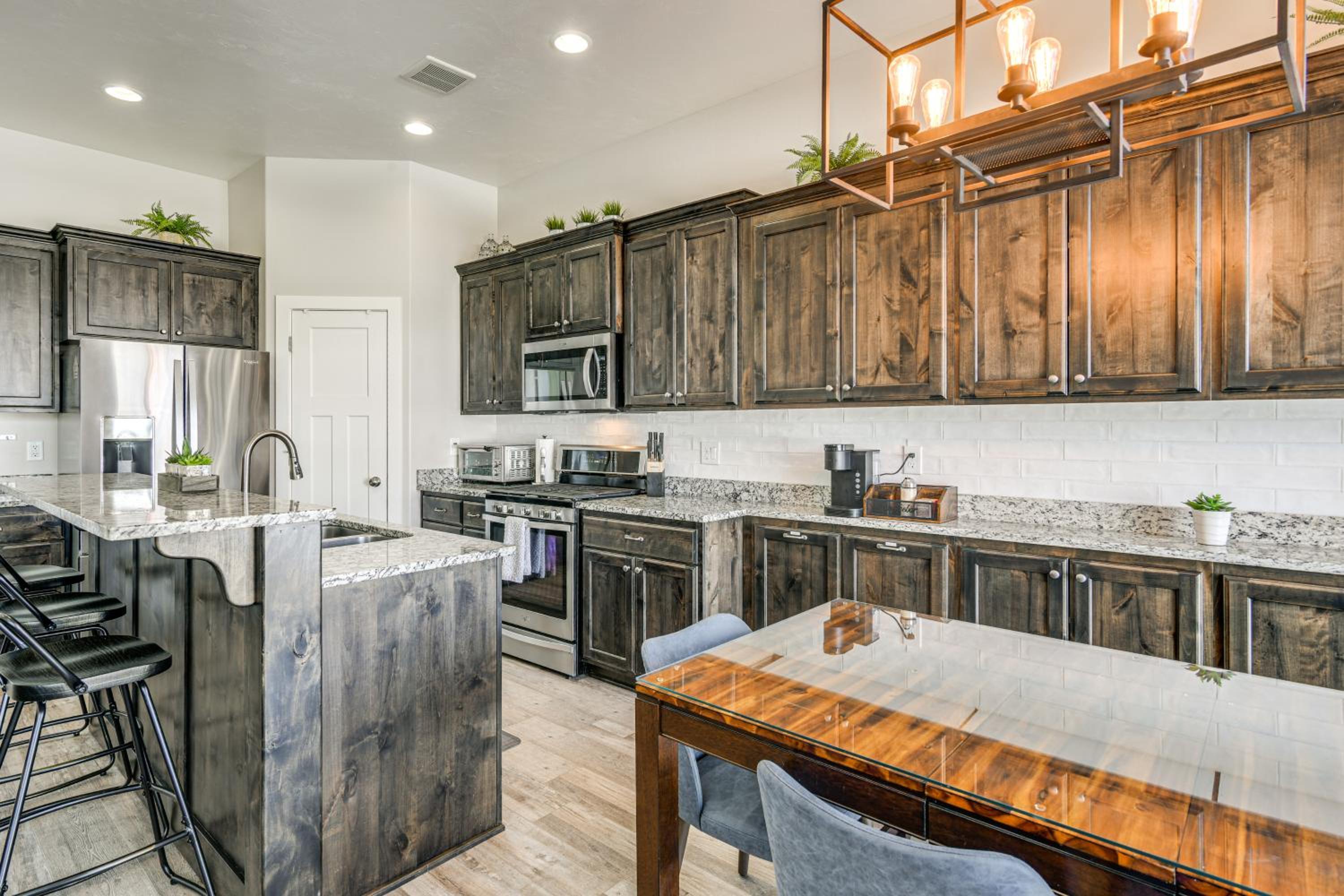 Year-Round Outdoor Fun Spacious Retreat in Iona