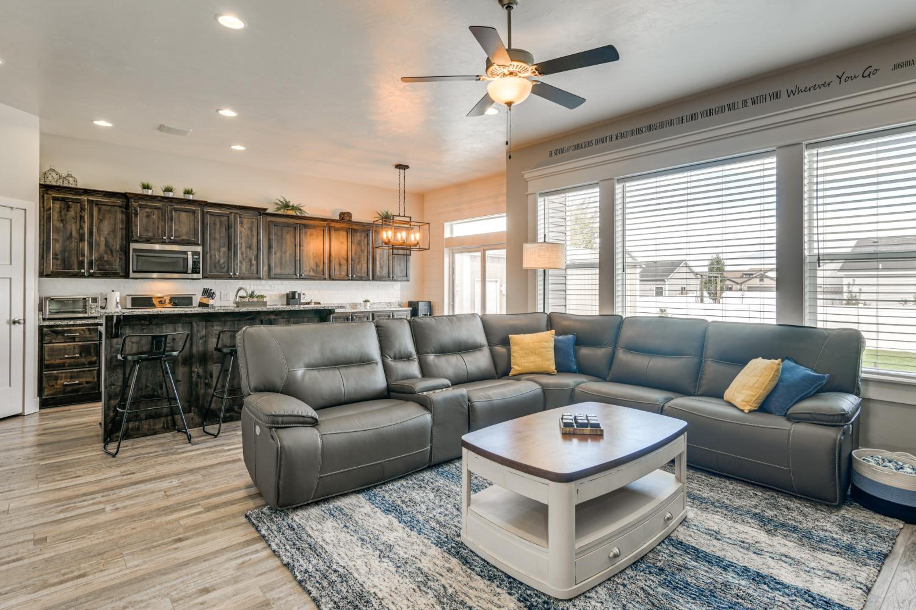 Year-Round Outdoor Fun Spacious Retreat in Iona