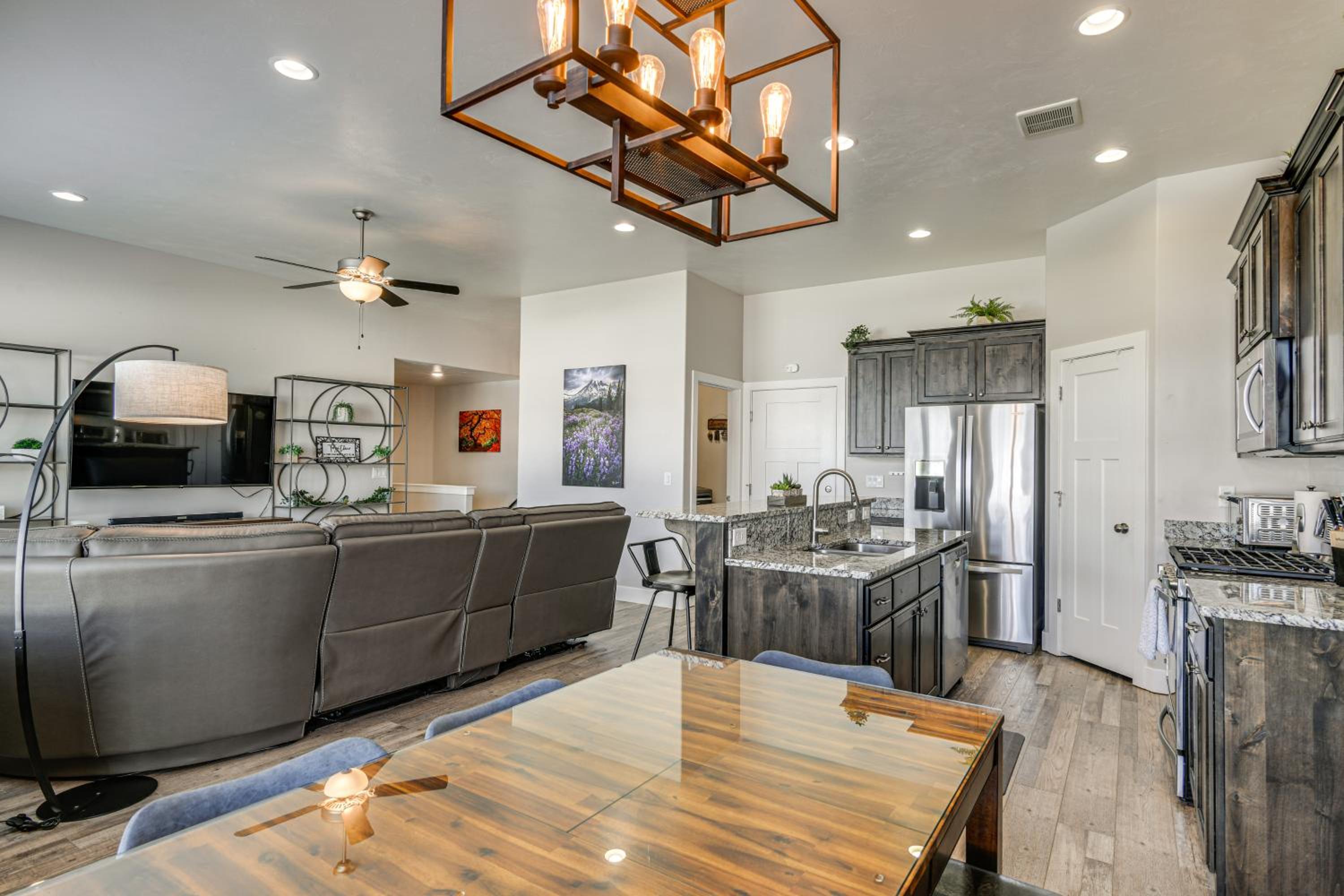 Year-Round Outdoor Fun Spacious Retreat in Iona