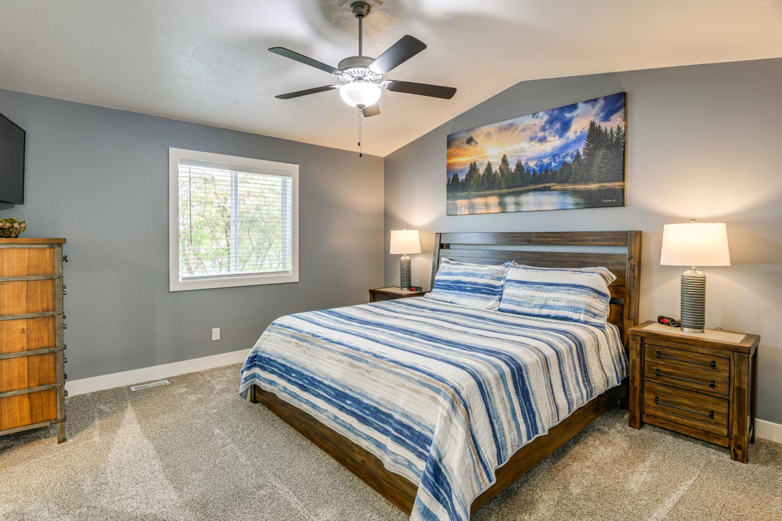 Year-Round Outdoor Fun Spacious Retreat in Iona