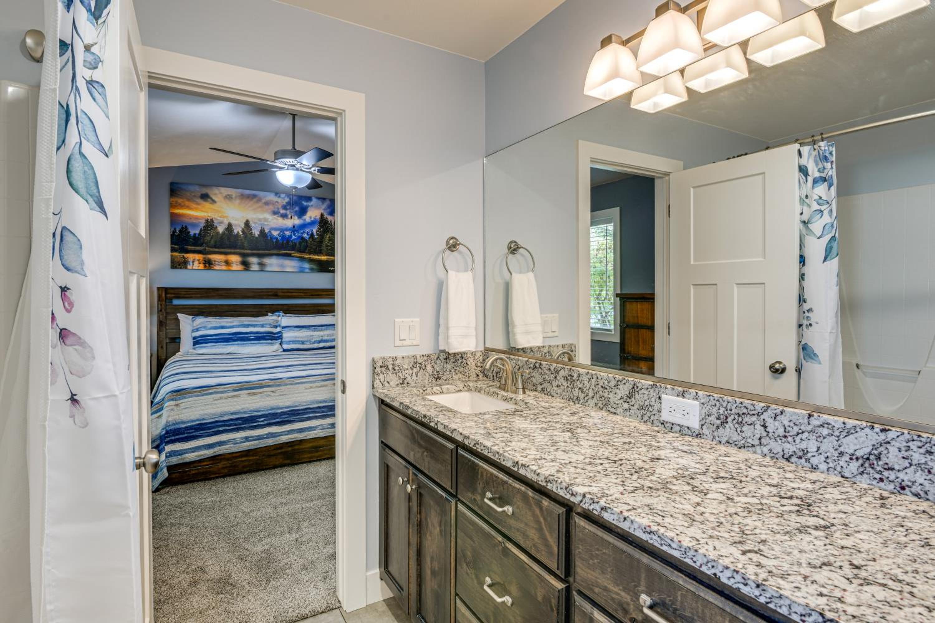 Year-Round Outdoor Fun Spacious Retreat in Iona