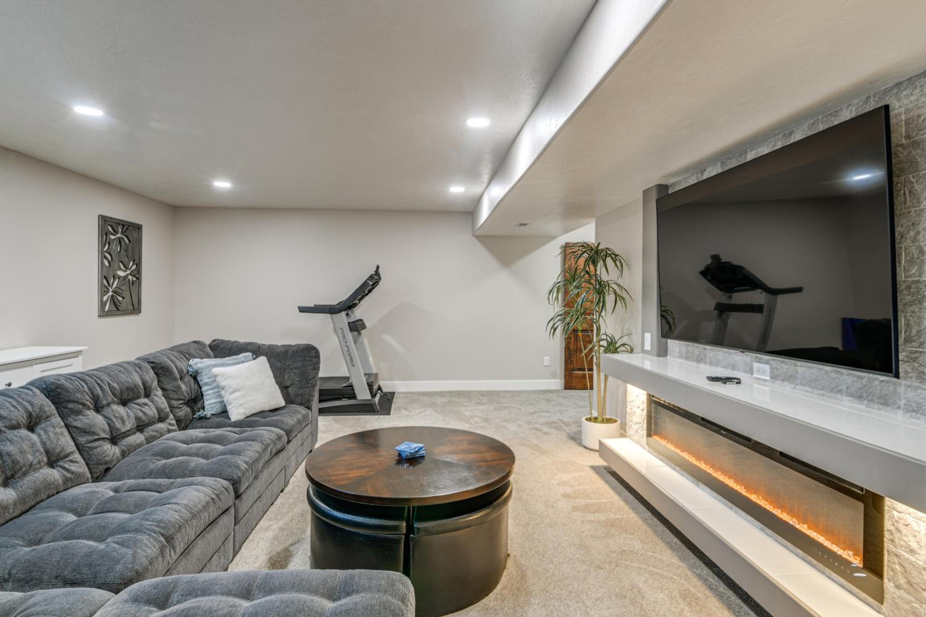 Year-Round Outdoor Fun Spacious Retreat in Iona