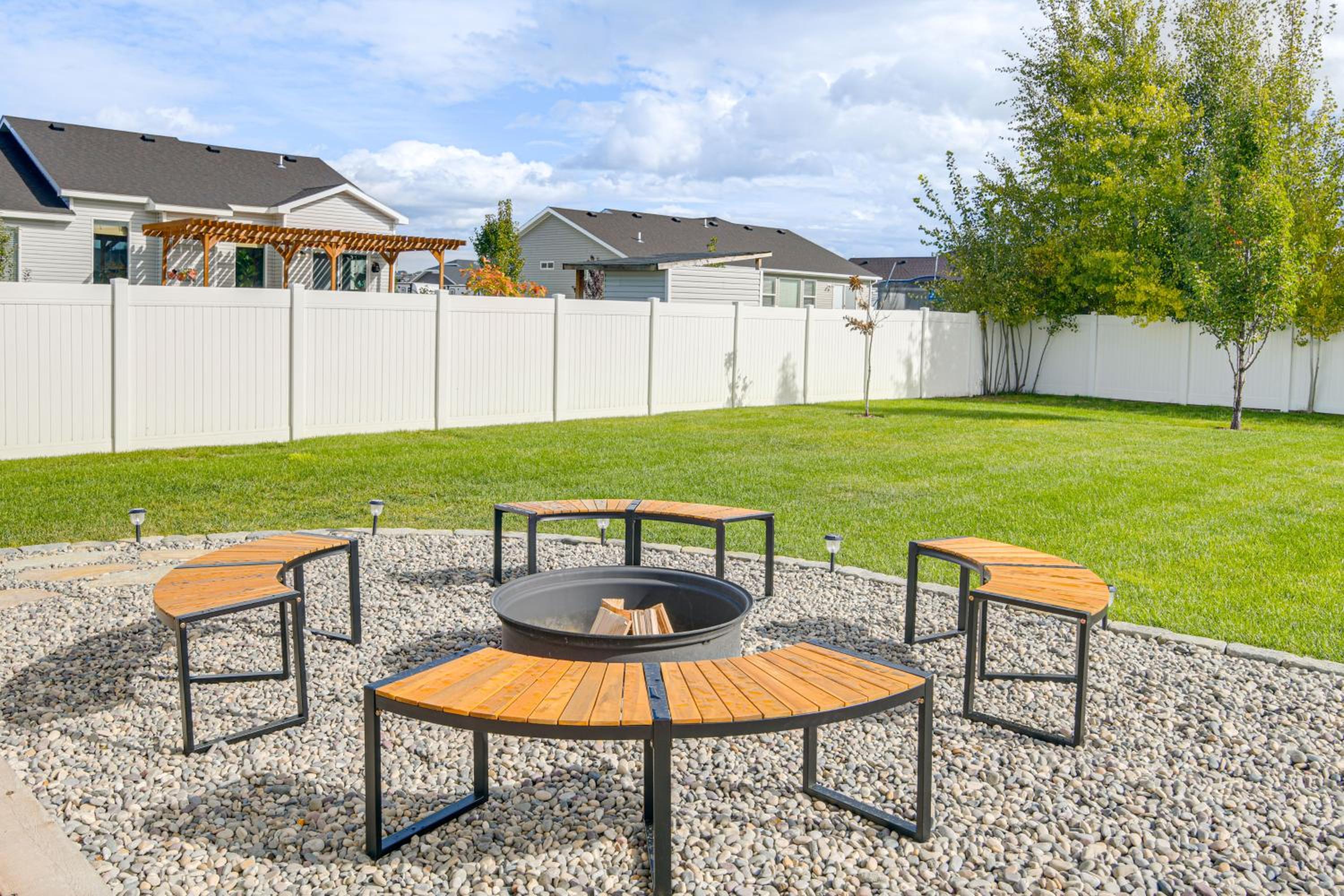 Year-Round Outdoor Fun Spacious Retreat in Iona