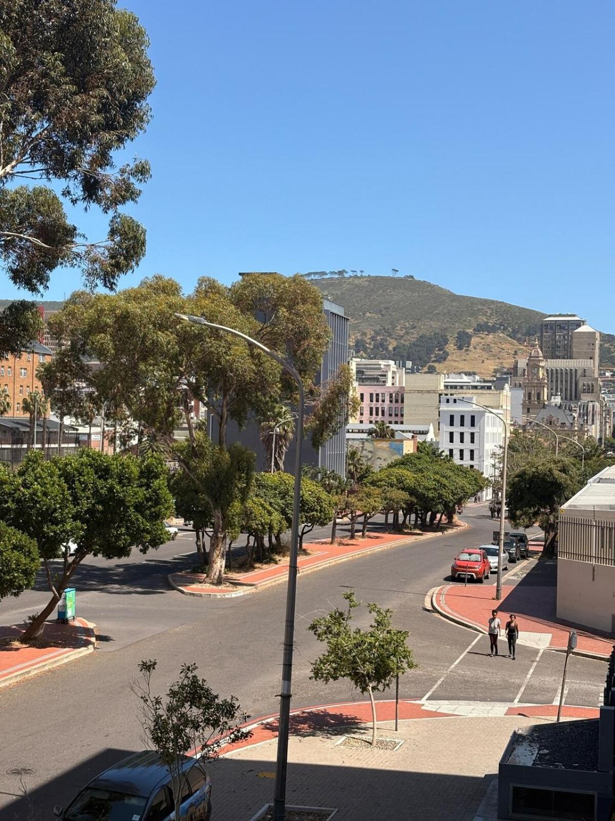 The 411 - Cape Town Modern Apartment with Table Mountain Views