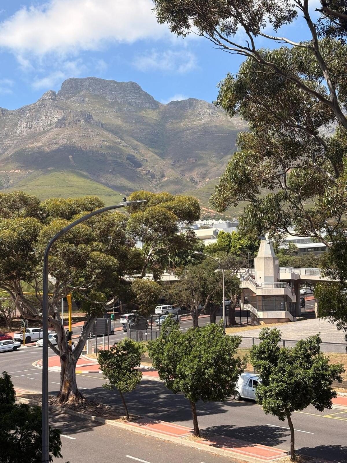 The 411 - Cape Town Modern Apartment with Table Mountain Views
