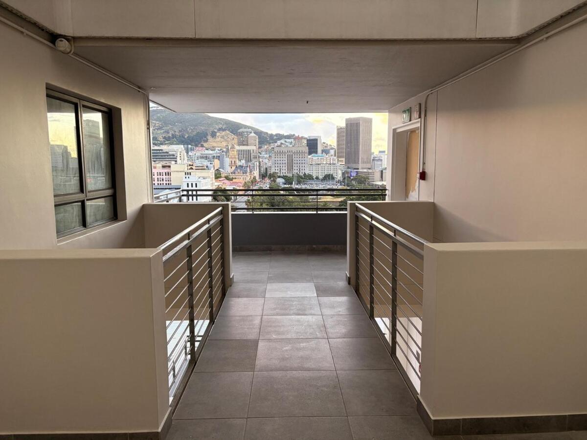 The 411 - Cape Town Modern Apartment with Table Mountain Views