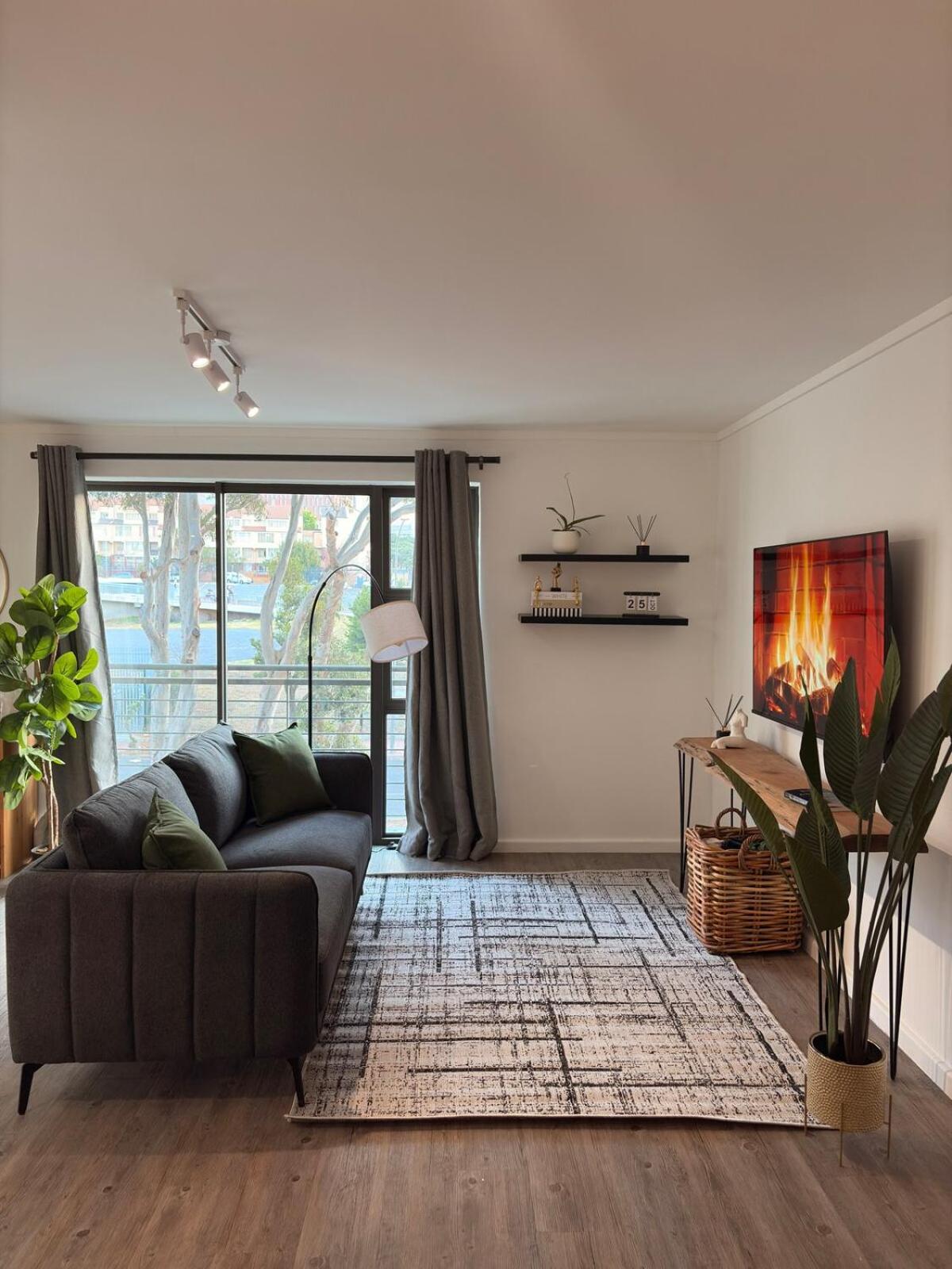 The 411 - Cape Town Modern Apartment with Table Mountain Views