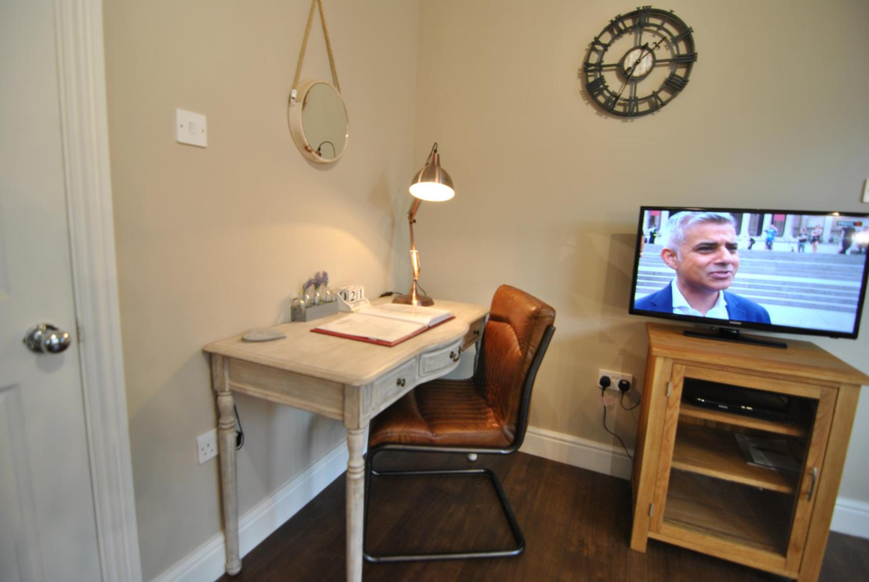 Lord Raglan House One Bedroom with Parking