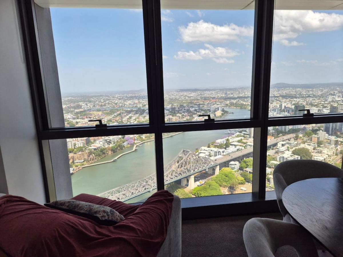 Exotic Moroccan Oasis on Level 60 in Meriton - Deluxe Story Bridge & River Views - Free Parking