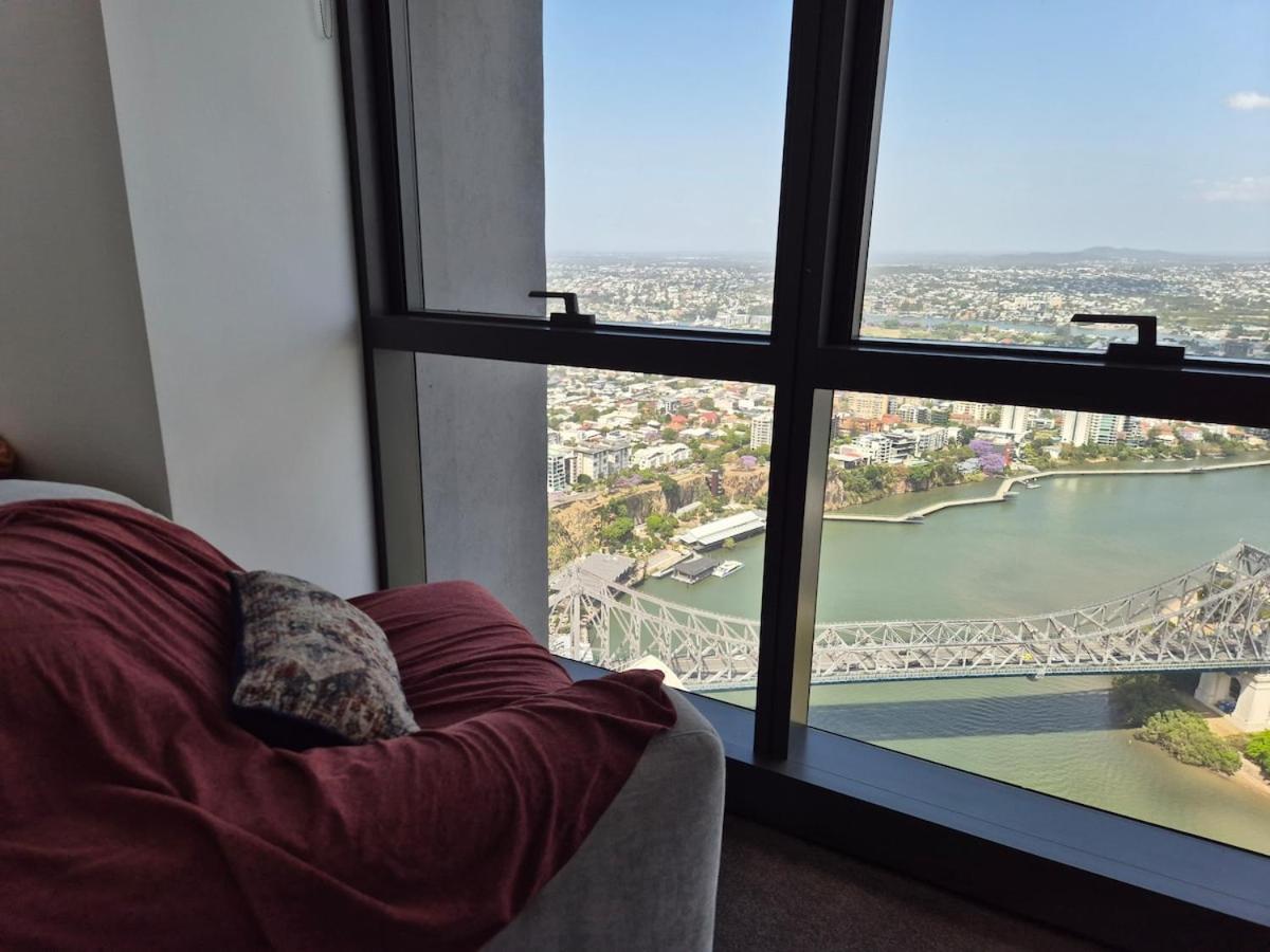 Exotic Moroccan Oasis on Level 60 in Meriton - Deluxe Story Bridge & River Views - Free Parking