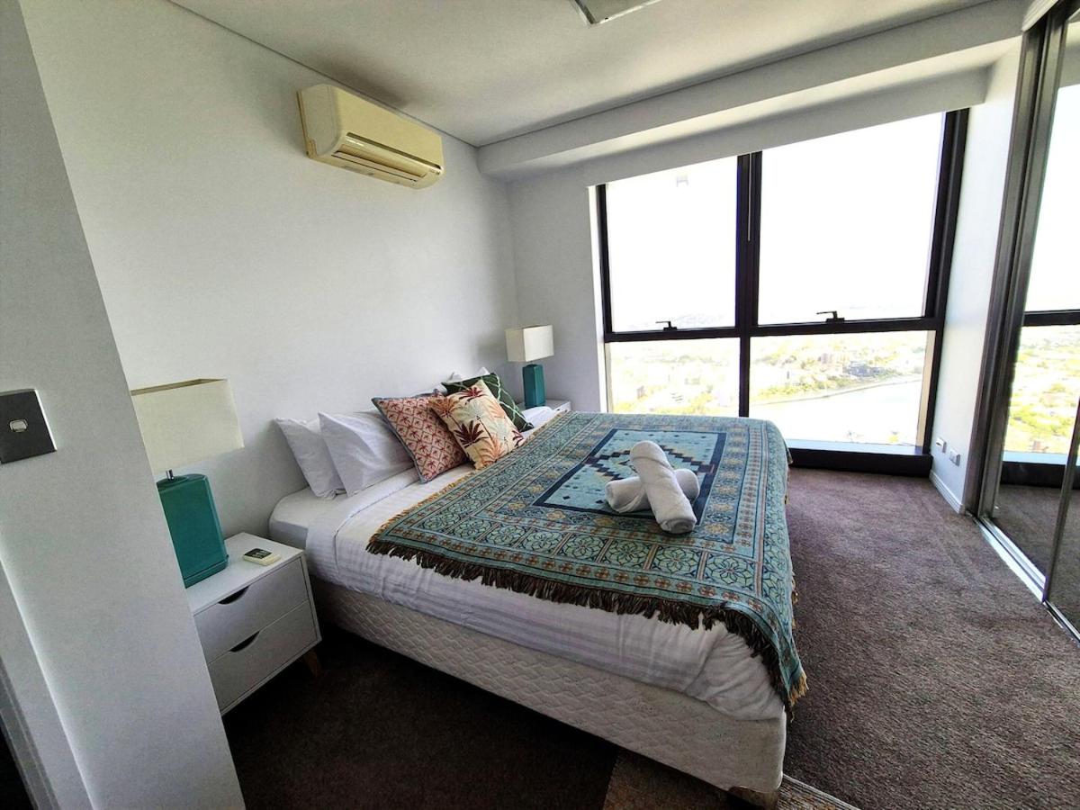 Exotic Moroccan Oasis on Level 60 in Meriton - Deluxe Story Bridge & River Views - Free Parking