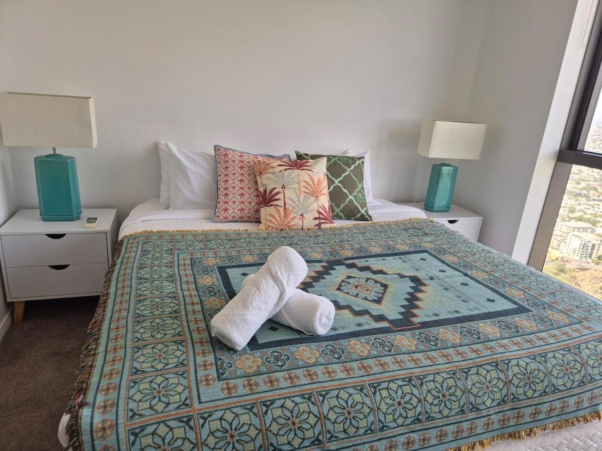 Exotic Moroccan Oasis on Level 60 in Meriton - Deluxe Story Bridge & River Views - Free Parking