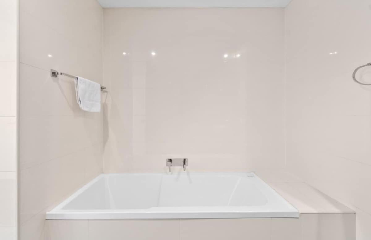Exotic Moroccan Oasis on Level 60 in Meriton - Deluxe Story Bridge & River Views - Free Parking