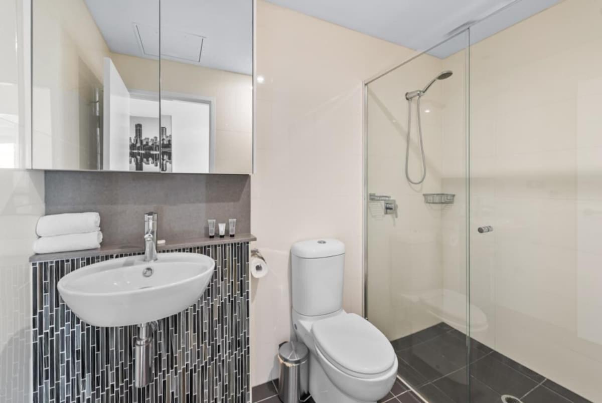 Exotic Moroccan Oasis on Level 60 in Meriton - Deluxe Story Bridge & River Views - Free Parking