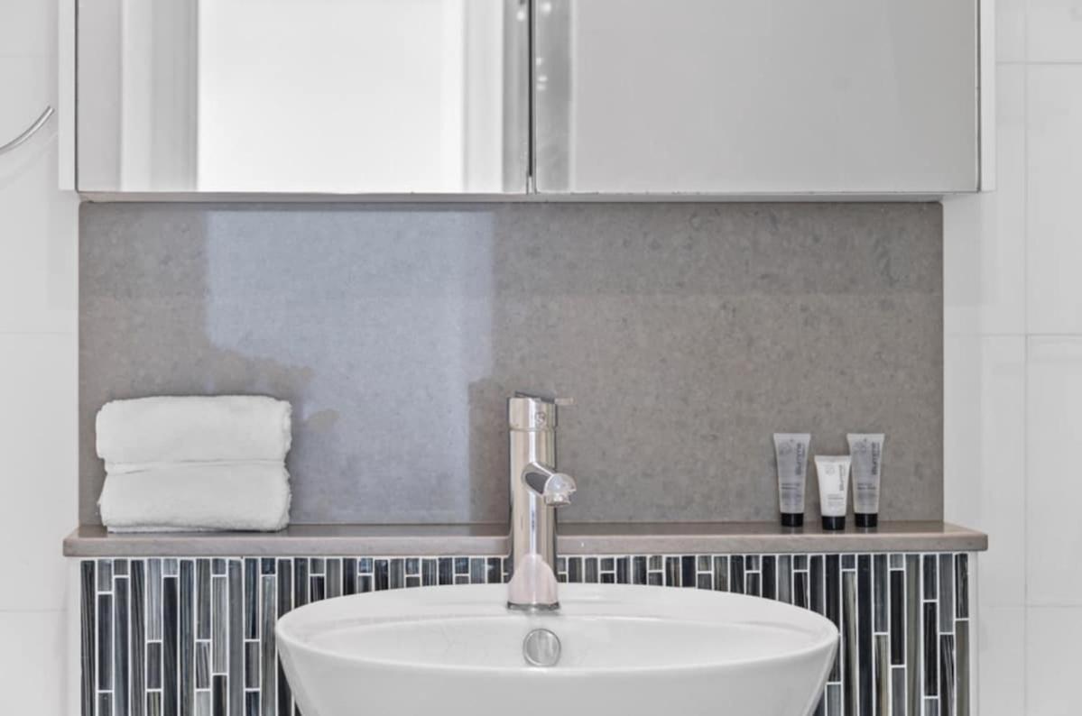 Exotic Moroccan Oasis on Level 60 in Meriton - Deluxe Story Bridge & River Views - Free Parking
