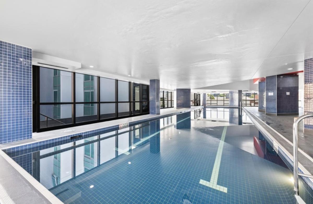 Exotic Moroccan Oasis on Level 60 in Meriton - Deluxe Story Bridge & River Views - Free Parking