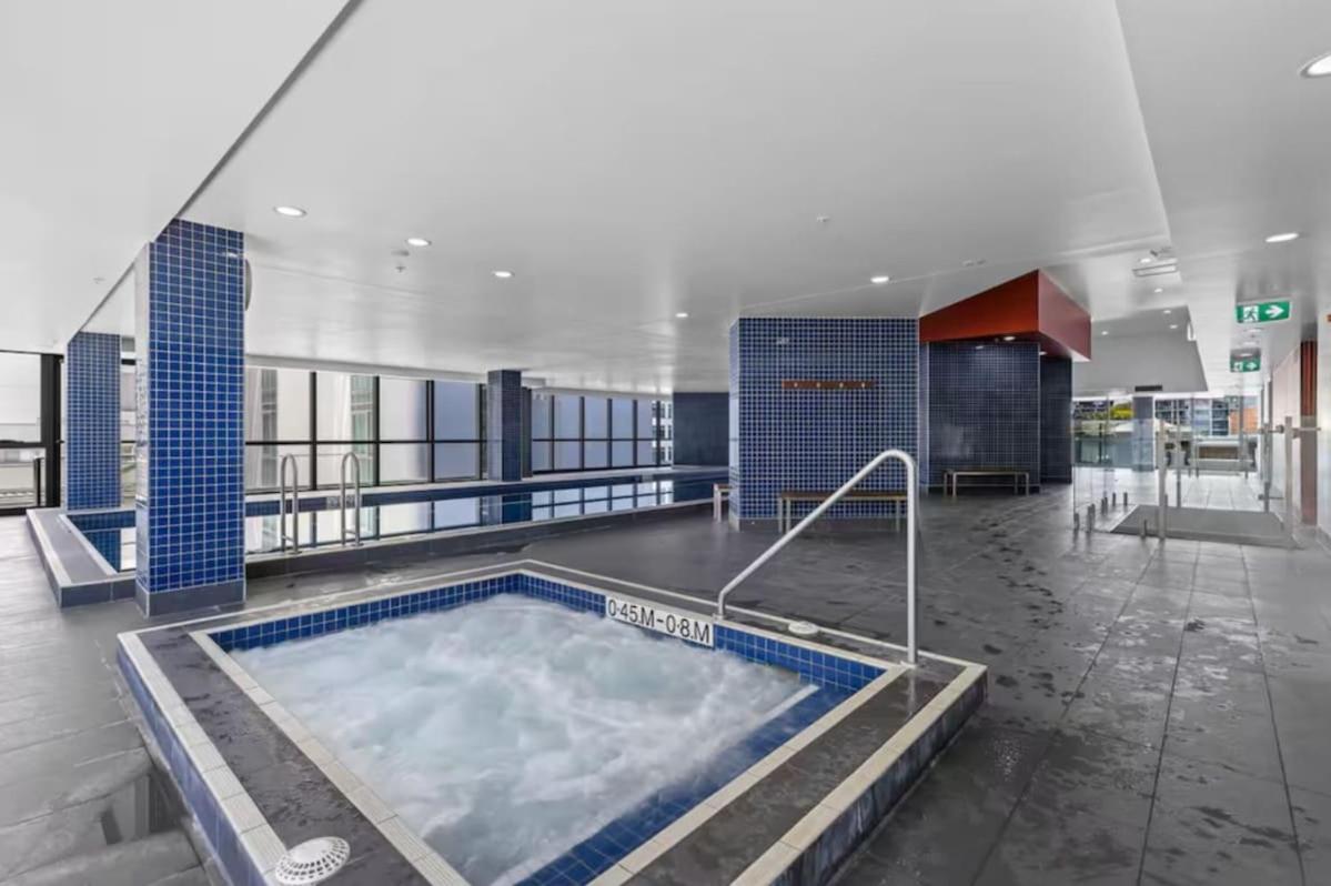 Exotic Moroccan Oasis on Level 60 in Meriton - Deluxe Story Bridge & River Views - Free Parking